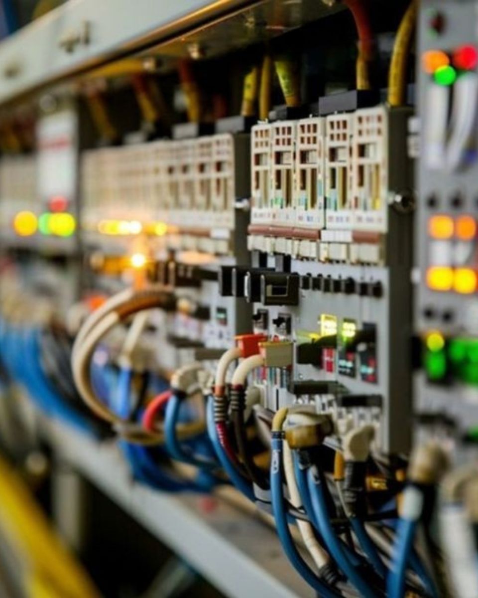 Elektrik Tesisatçısı Ne İş Yapar, Görevleri ve 2025 Ücret Bilgileri